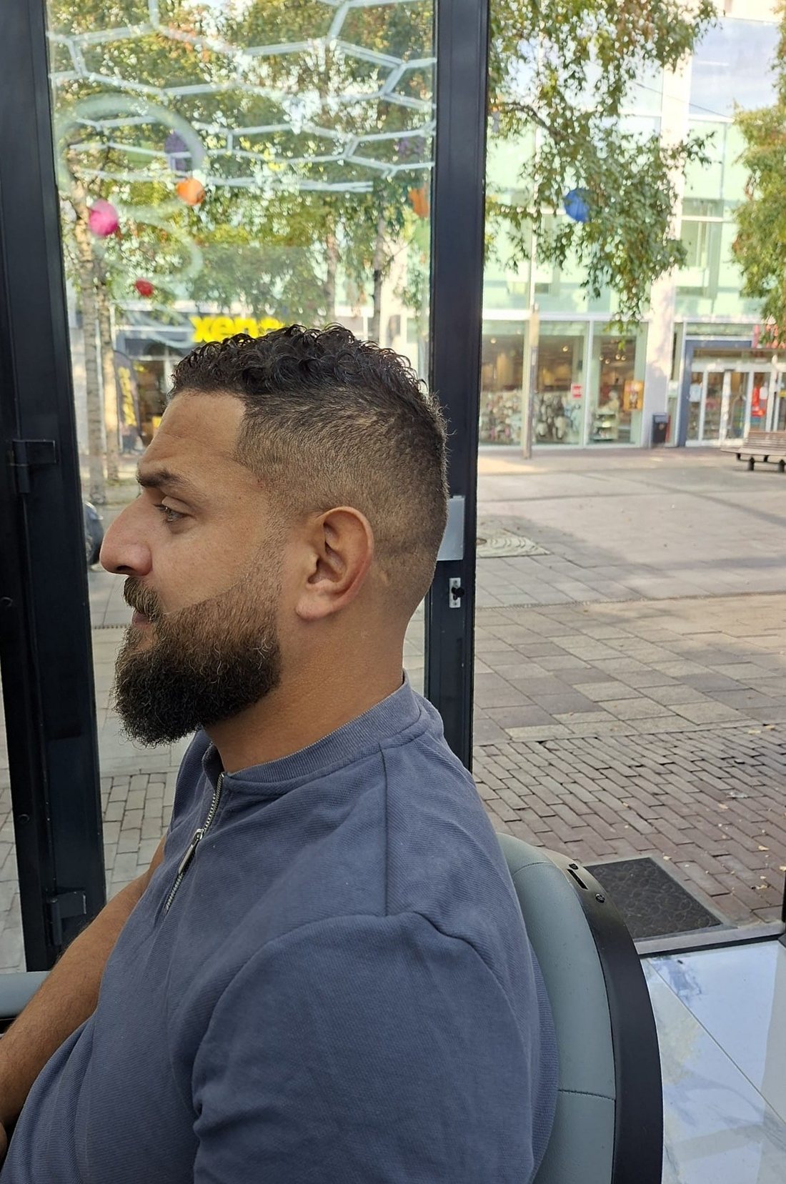Klant met een korte fade en een volle, strak bijgewerkte baard