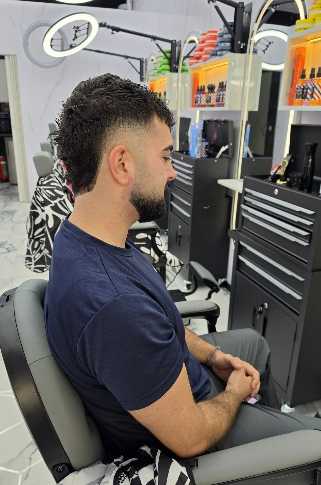 Klant in de salon met een getextureerde bovenkant en een fade aan de zijkant