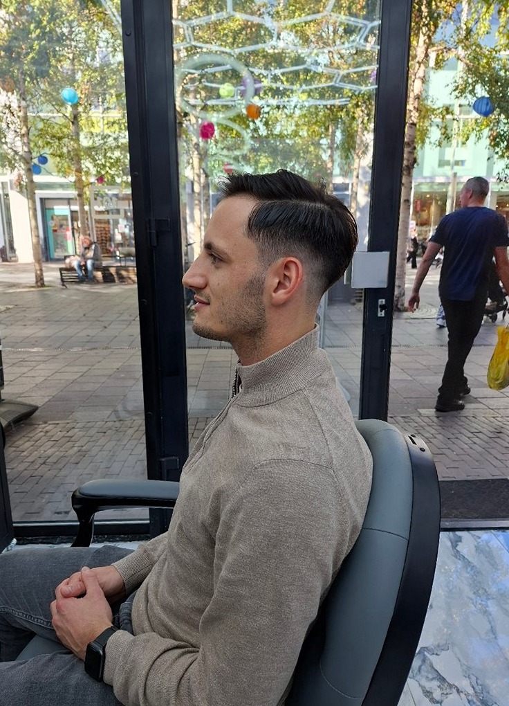 Klant met een lange bovenkant naar achteren en een fade aan de zijkant